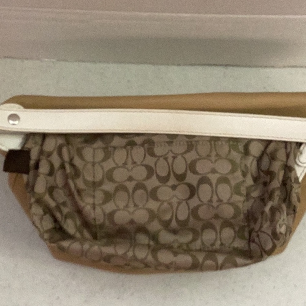 Coach Beige and Cream Leather Shoulder Bag - Picture 9 of 16